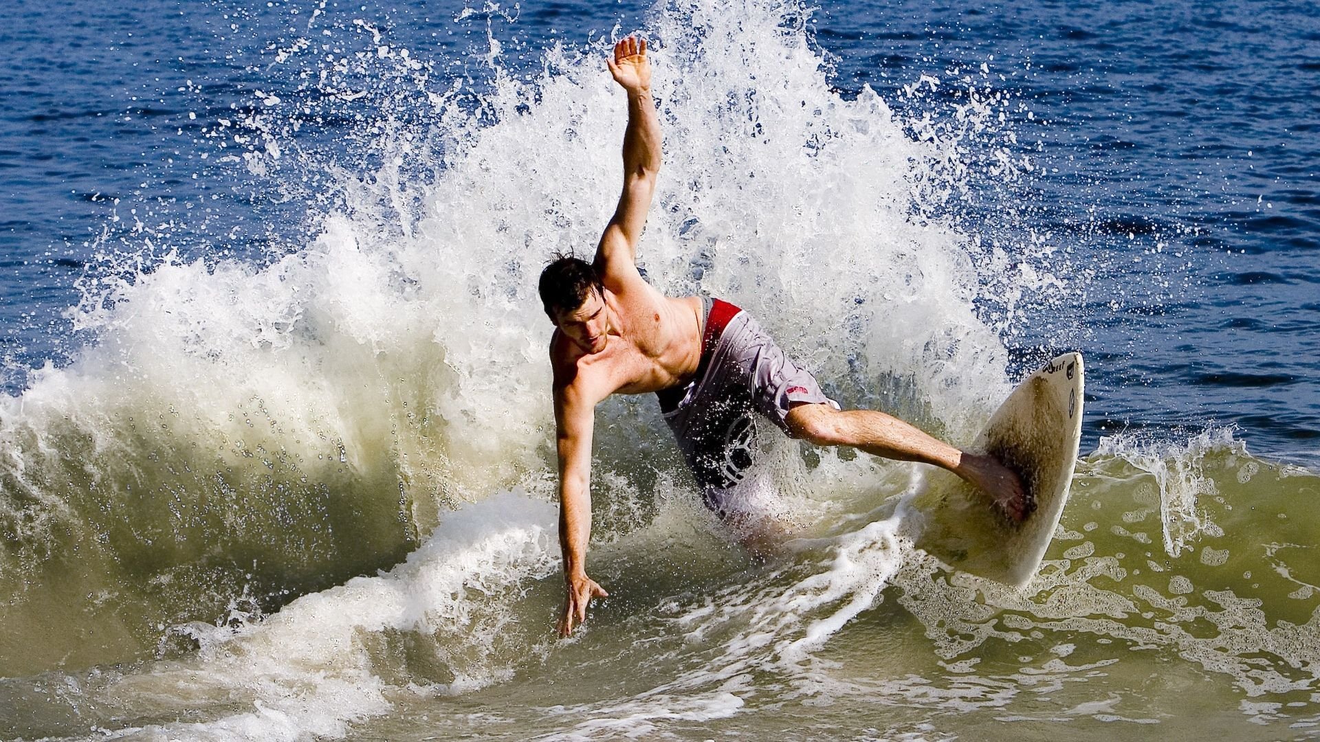 赛道上的铁壁，范弗利特防守艺术点亮F1新赛季揭幕战之夜